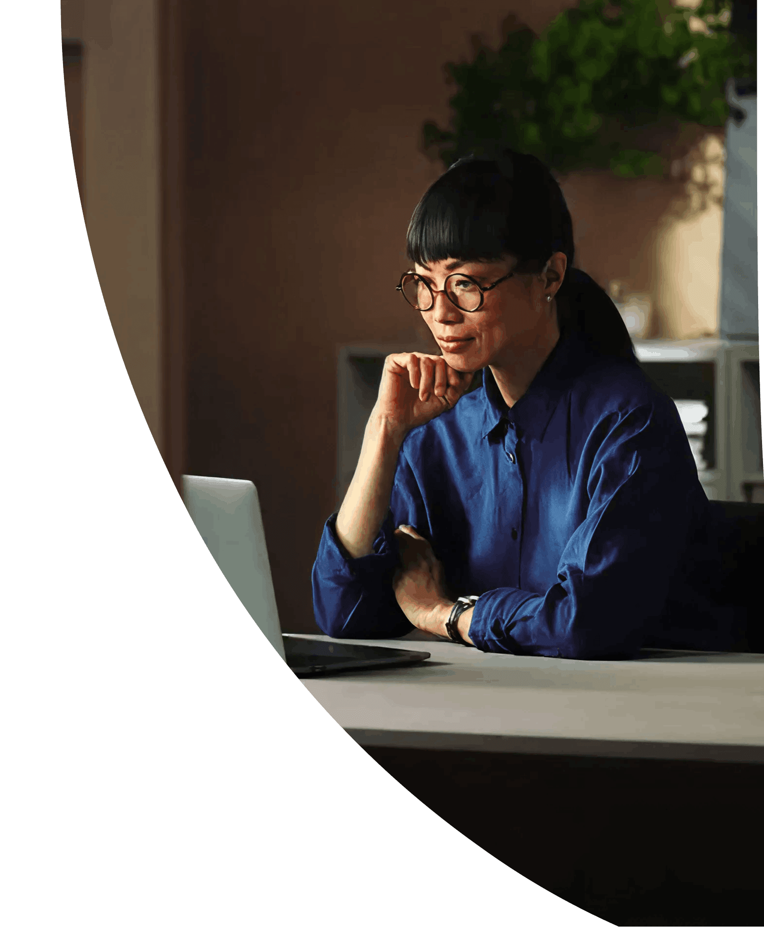 Employee using the Vira Health platform